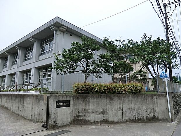 藤沢市立片瀬小学校まで628m