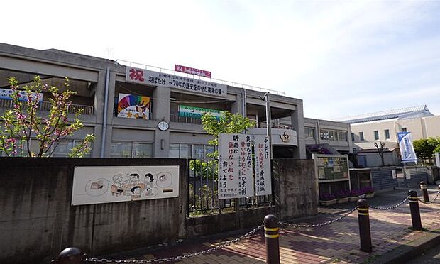 川崎市立高津中学校まで1682m、川崎市立高津中学校は、昭和22(1947)年に開校した川崎市内で最も伝統のある学校の一つです。