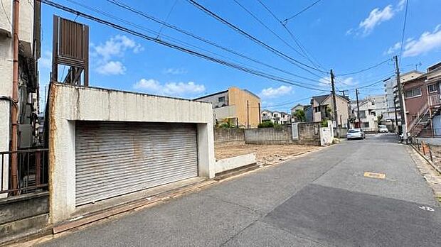 《前面道路》　■家族みんなが落ち着ける場所。明るい空間で心も暖か、朝から爽やかな気分。寝る時も包みこまれるようにふんわりと。家にいることが心と体に優しい暖かな暮らし。
