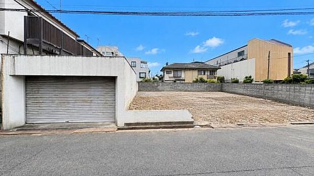 《前面道路》 ■家族みんなが落ち着ける場所。明るい空間で心も暖か、朝から爽やかな気分。寝る時も包みこまれるようにふんわりと。家にいることが心と体に優しい暖かな暮らし。