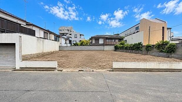 《前面道路》　■豊かな光が照らすこの場所は、たわいもない会話を楽しみ、ゆったりとした時間を過ごす場所。家族の日常が刻まれる大切な空間です。
