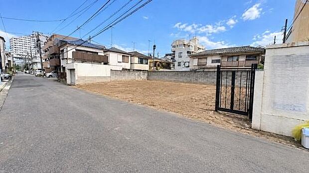 《前面道路》　「空」×「光」×「風」。開放感を具現化したような現地は、まさに「永住の地」としての選択肢です。