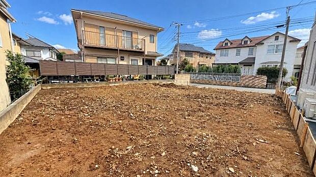 《外観》 青空の下、洗練されたデザインが輝く住まい。新しい暮らしを始めるのにふさわしい、光と風が心地よい空間です。