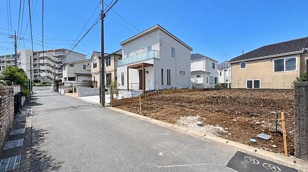 低層の住宅が立ち並ぶ住宅地内に佇む、おしゃれな外観のお住まいです南向きになる立地で道路幅員も広くとれてますので、解放感・日あたりともに良好です
