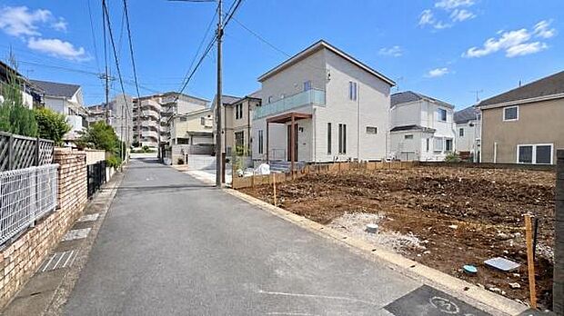 《前面道路》 道路と敷地はフラットな地形です。