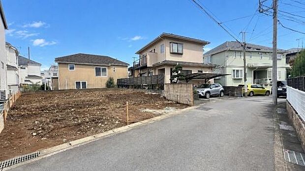 《外観》車通りも少ないため、落ち着いた雰囲気です。お子様がいらっしゃる方もご安心かと思います。