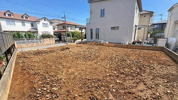 堂々とした佇まいからの余裕を感じさせる調和のとれたフォルムの外観。緑が豊かでどこかゆとりを感じさせてくれる佇まいなので、毎日の通勤・通学からの帰宅を温かく迎えてくれます。