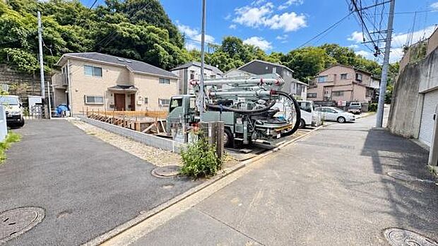 《前面道路》 道路と敷地はフラットな地形です。