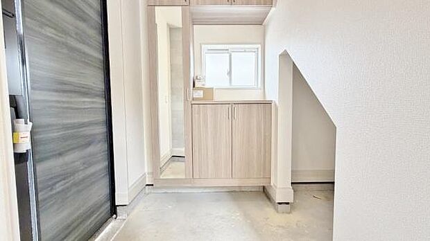 《玄関》 玄関を開けると、エントランスホールがお出迎え。天井までつながるシューズボックスは収納力が良好なため、玄関の整理整頓も容易にできます。