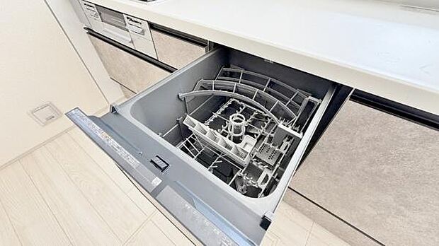 《食器洗い乾燥機》■食事後もゆっくり過ごせる食器洗い乾燥機を設置。手洗いよりもキレイに洗え、節水にもなります。
