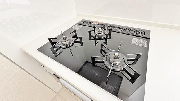 《三口ガスコンロ》 3つの炎が奏でる、心地よい暮らし。ビルトインガスコンロとグリルで、本格的な料理も思いのまま。明るく広々としたキッチンで、新しい日常を。