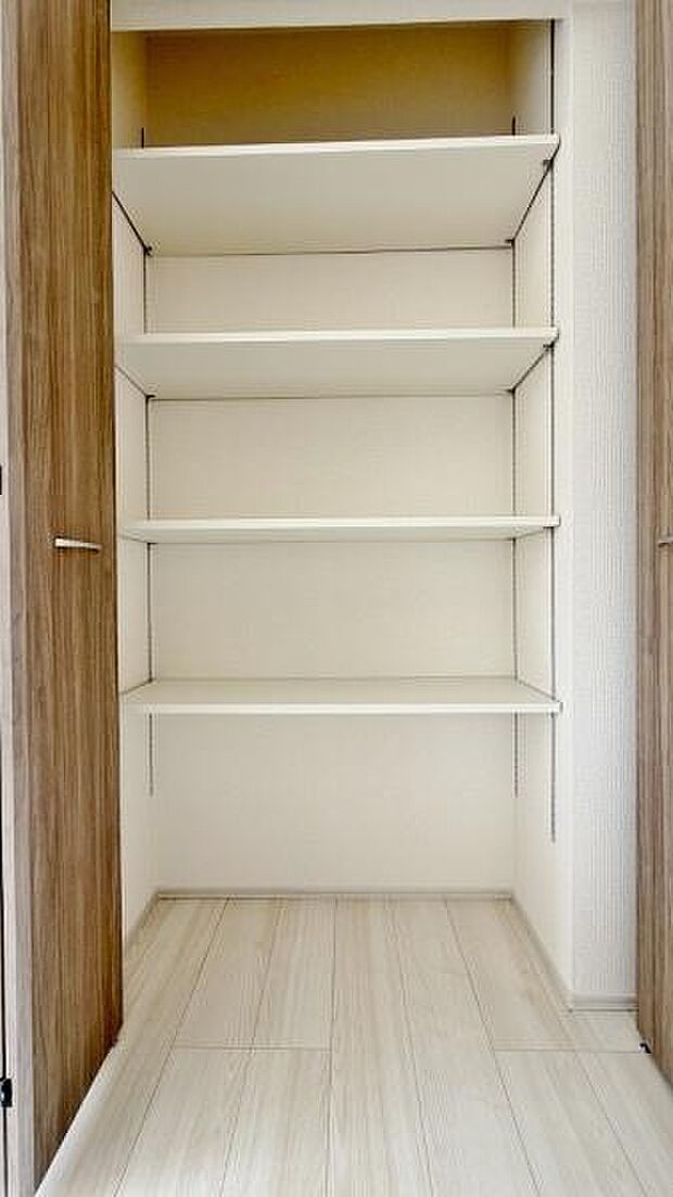 《収納》 ■室内をいつもすっきり保てる、収納力のあるクローゼット。