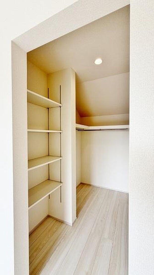 《ウォークインクローゼット》 ■大容量の収納をご用意。洋服やバックなどの収納にも重宝します。