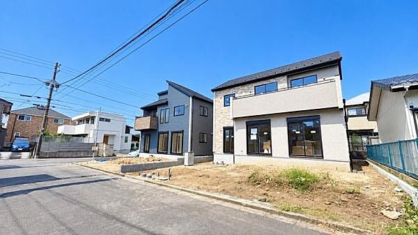 《前面道路》　■落ち着いた住環境です。前面道路も広いので駐車も楽々です。