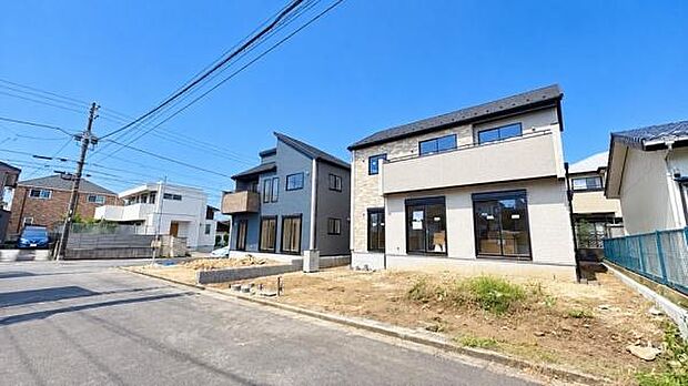 《前面道路》 ■落ち着いた住環境です。前面道路も広いので駐車も楽々です。