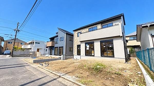 《前面道路》　■落ち着いた住環境です。前面道路も広いので駐車も楽々です。