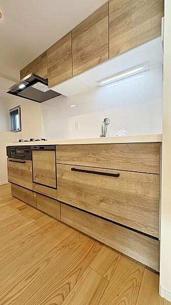 Ｉ型の大型システムキッチンを採用しておりますので、余裕のあるワークスペースで作業していただけます♪各引き出しや、上部の吊戸には十分な収納スペースが確保されています！