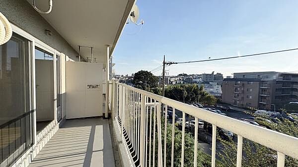 《バルコニー》　晴れた日の気持ちよさを実感できるバルコニー。心地よい日差しが降り注ぎ、洗濯物もしっかり乾きます。プライベート空間でリラックスタイムを。