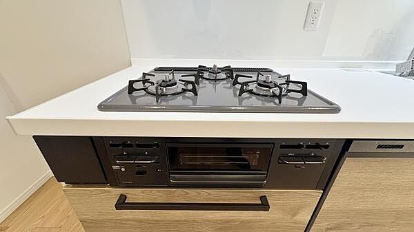 ゴトクの取外しが簡単でお手入れがしやすい3口のガスコンロ。高火力の強力バーナーでお料理の際に多用されるコンロと、温めなおす際にオススメの小火力バーナーのコンロと用途にあわせて使い分けていただけます。
