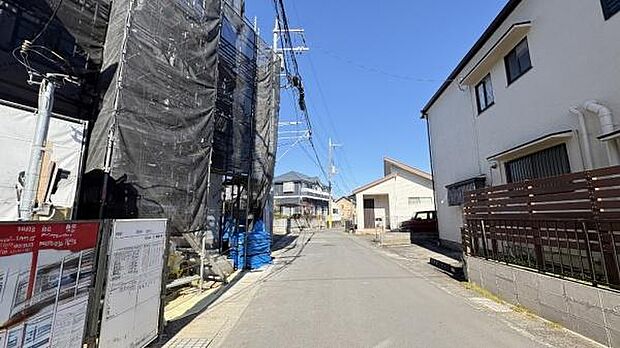 《前面道路》　道路と敷地はフラットな地形です。