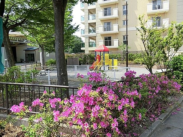 上矢部第四公園まで671m、買い物帰りなどにちょっと休憩などできます。