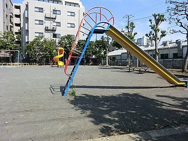 戸手町公園まで160m、住宅街の十分な広さの公園です。ブランコ・滑り台などの遊具があり、ベビーカーで入れますので、小さなお子様も楽しめます。