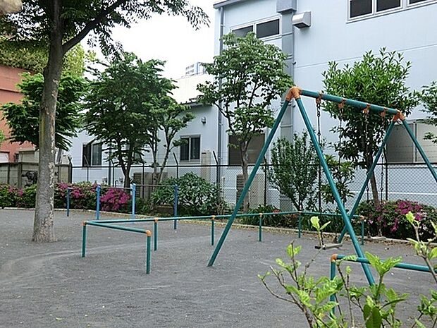 遠藤町公園まで457m、住宅街の比較的広めな公園です。ブランコ・鉄棒などの遊具があります。ベビーカーで入れますので、小さなお子様も楽しめます。