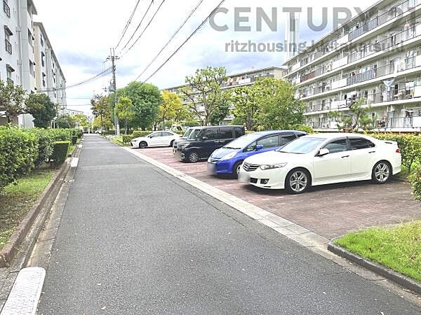 敷地内の平置き駐車場です。