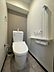 トイレ：手すりやペーパーホルダーが設置されており使い勝手に配慮されたトイレです。スタイリッシュな壁面カラーが空間を引き締めています。清掃しやすい床材が採用されています。