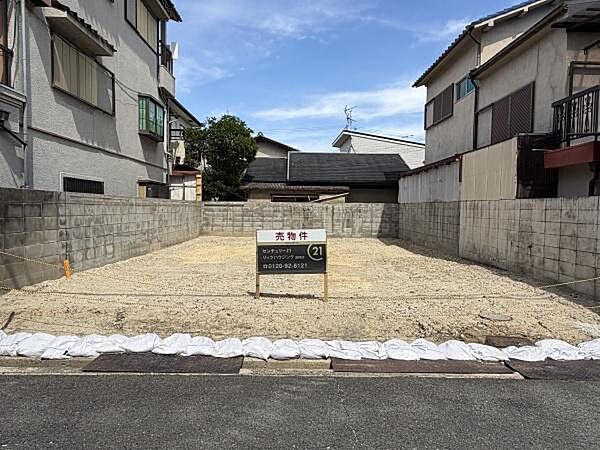 閑静な住宅街に位置し両隣に住宅が整然と並ぶ落ち着いた区画です。間口も広く整形地のため設計の自由度もあります。日当たりも期待できる立地です。