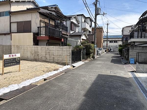 住宅街の一角に位置する整形地です。両隣が住宅に囲まれており落ち着いた雰囲気が感じられます。前面道路も整備されており敷地も平坦で建築の計画が立てやすい設計です。