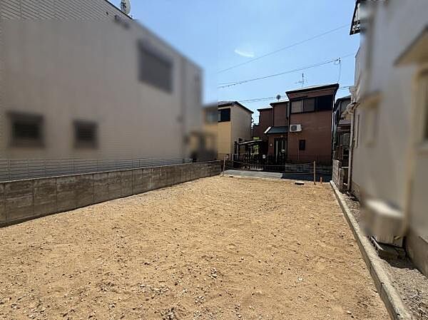 前面道路を含む現地写真です。敷地は整形地で活用しやすい形状となっております。周辺には住宅が建ち並び安心感のある住環境です。建築のプランも検討しやすい土地となっています。
