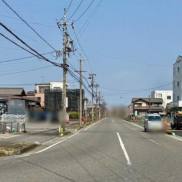 西前面道路から外観を見るとこんな感じです
