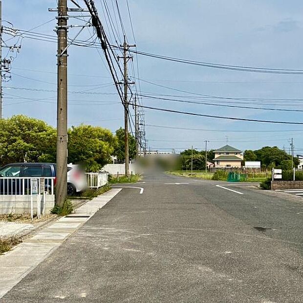 東前面道路から外観を見るとこんな感じ