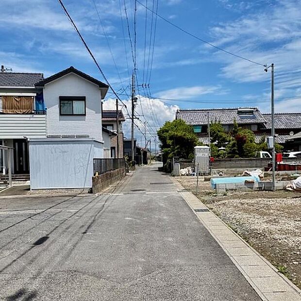 西前面道路から外観を見るとこんな感じです