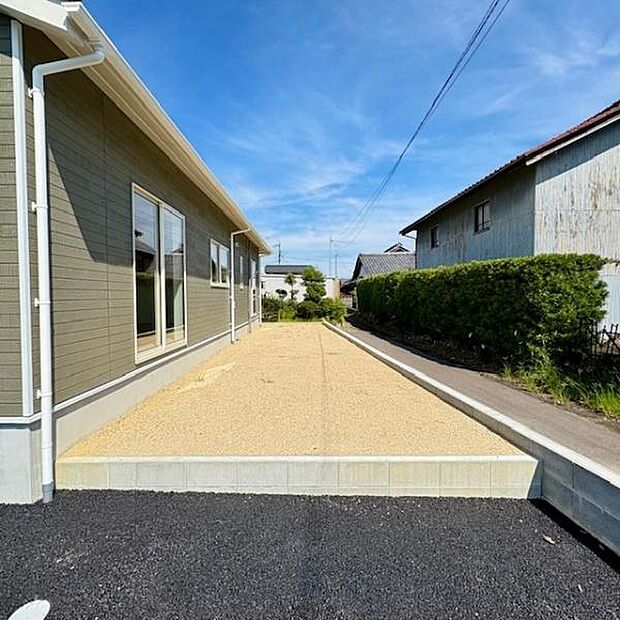 建物南側に陽当たり良好なお庭があります。