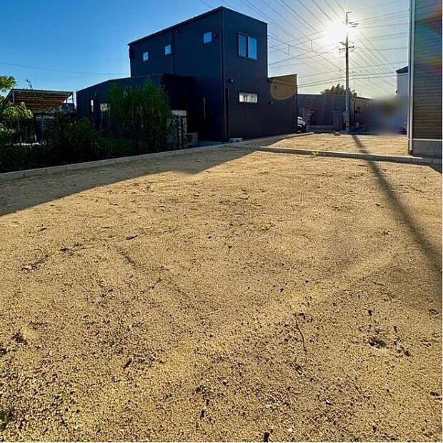 建物南側に陽当たり良好なお庭があります。