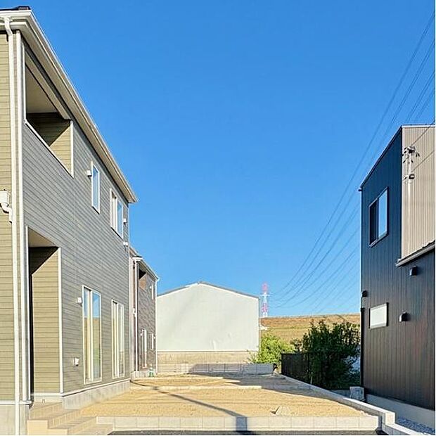 建物南側に陽当たり良好なお庭があります。