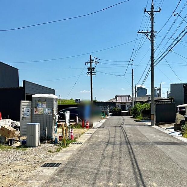 西前面道路から外観を見るとこんな感じです