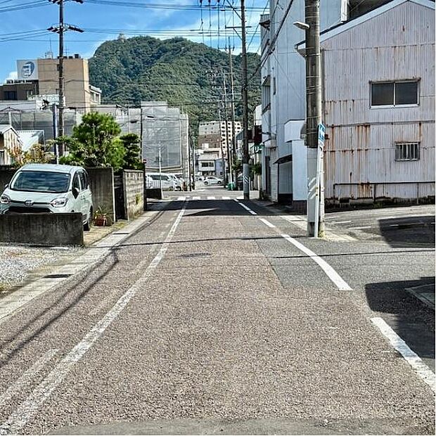 北前面道路から外観を見るとこんな感じ。