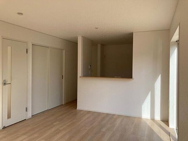 南向き開放的な16帖のリビングです。