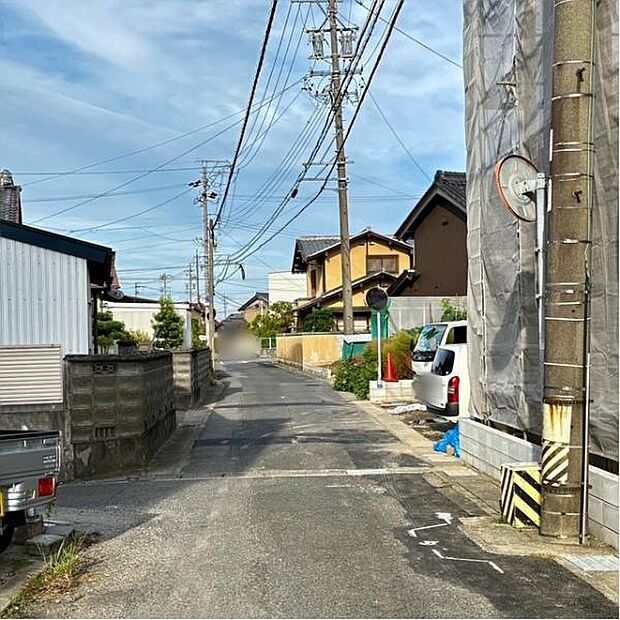 前面道路から外観を見るとこんな感じです。