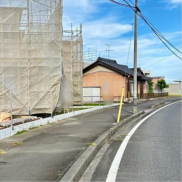 前面道路から外観を見るとこんな感じです。