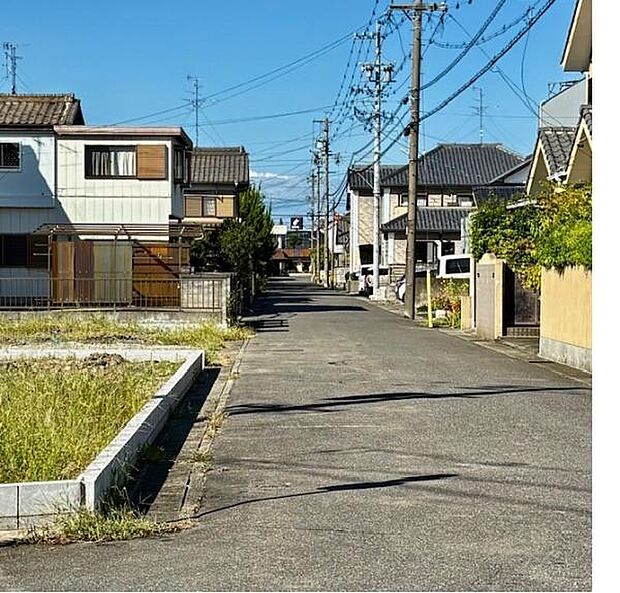 東前面道路から外観を見るとこんな感じです