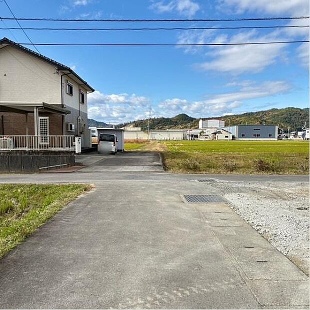 南前面道路から外観を見るとこんな感じ