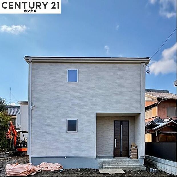 コチラは建物正面から見た外観写真です。