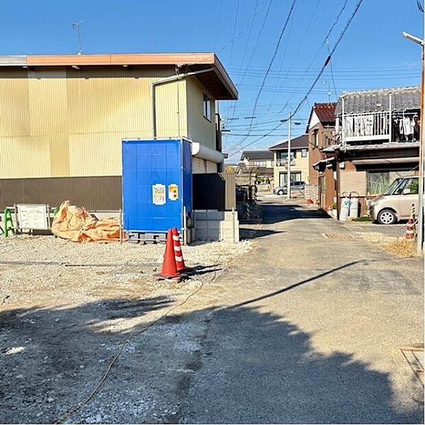 東前面道路から外観を見るとこんな感じです