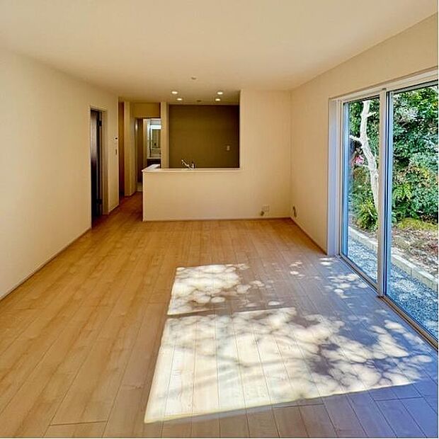 南向きで陽当り良好な16帖のリビング。