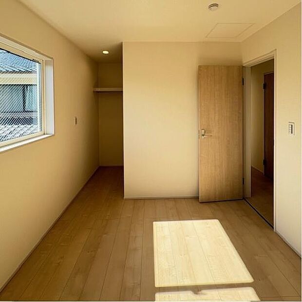 2階西側にある6帖の洋室になります。