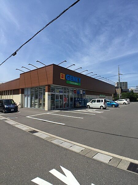 ゲンキー三里店まで616m、ドラッグストアも比較的近くにあります。近隣にも2店舗ほどあります。